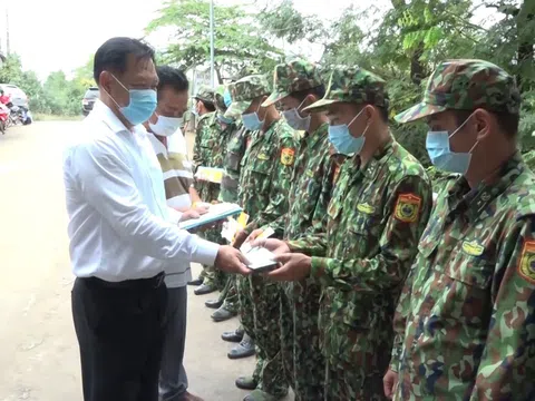 Phó Chủ tịch UBND tỉnh An Giang thăm và tặng quà cho các chốt phòng chống dịch trên tuyến biên giới