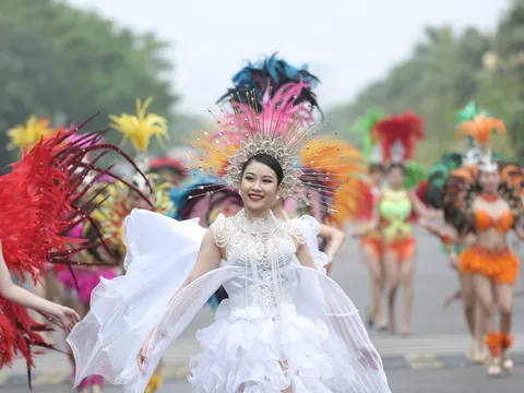 Hàng vạn du khách dự khai mạc lễ hội hoa tại Sầm Sơn