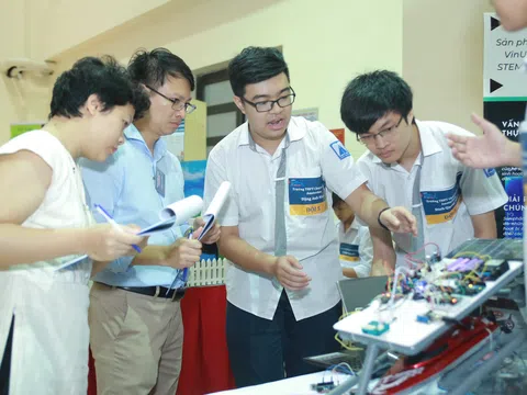 Steam for Vietnam và Vinuni tổ chức khóa học về robotics cho học sinh THPT