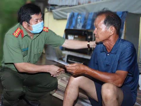 Giám đốc Công an tỉnh An Giang hỗ trợ 60 triệu đồng cho 3 gia đình có nhà bị cháy