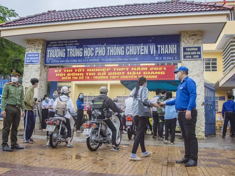 Hậu Giang: Sĩ tử mặc áo mưa đến điểm thi, thi môn đầu tiên Kỳ thi tốt nghiệp THPT năm 2021