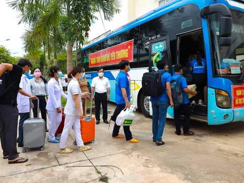 Bình Phước: 900 gia đình ở ‘tâm dịch’ Sài Gòn nhận những phần quà từ ‘Chuyến xe yêu thương’