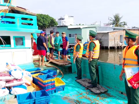 Kiên Giang: Những chiến sĩ Biên phòng vượt sóng, chống dịch COVID-19 trên biển