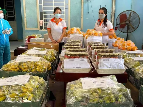 Khi 700 sinh viên Đại học Sư Phạm TP HCM vui mừng nhận quà từ người Bình Phước trong mùa dịch