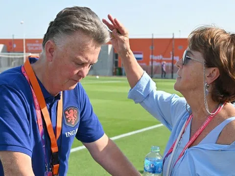 HLV Van Gaal cãi nhau với vợ, bật khóc vì bị MU sa thải