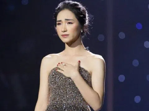 Hòa Minzy bật khóc sau khi nhận quà to từ người hâm mộ