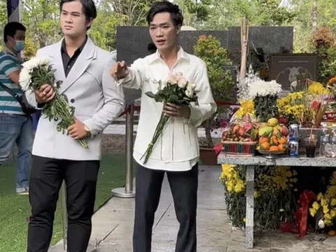 Phẫn nộ 2 nam ca sĩ trẻ có hành động phản cảm trước mộ của nghệ sĩ Vũ Linh