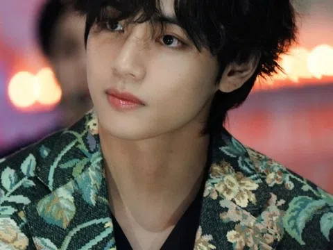 BTS V (Kim Taehyung) trong buổi chụp hình CELINE, vẻ đẹp chuẩn nam thần của showbiz Hàn