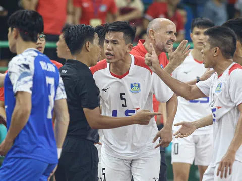Cầu thủ 'vây' trọng tài ở trận cầu 'siêu kinh điển' của bóng đá Việt Nam
