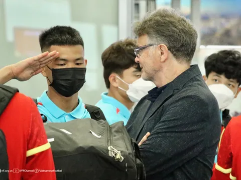 HLV Philippe Troussier lại có hành động khiến U23 Việt Nam nể phục