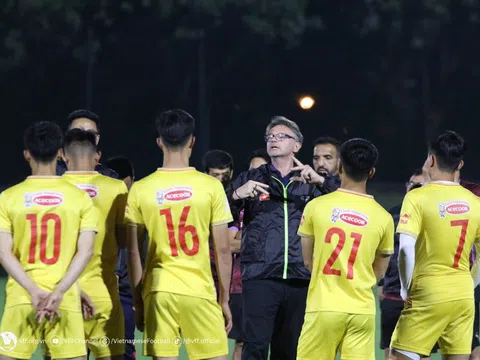 VIDEO: HLV Philippe Troussier 'sửa' học trò, U23 Việt Nam nhận tin vui trước khi đấu U23 Kyrgyzstan