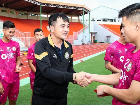 Video: Trước trận CAHN đấu Bình Định, HLV Nguyễn Đức Thắng chê mặt sân Hàng Đẫy quá xấu