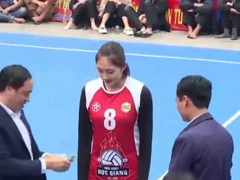 Video: Khán giả Bắc Ninh cầm xấp tiền thưởng nóng cho VĐV ngay trong trận đấu