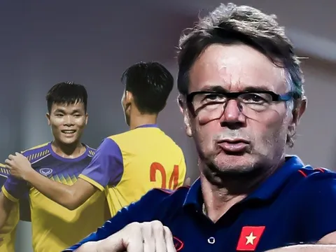 Vì sao HLV Troussier yêu cầu viết số áo vào chai nước của cầu thủ U23 Việt Nam?