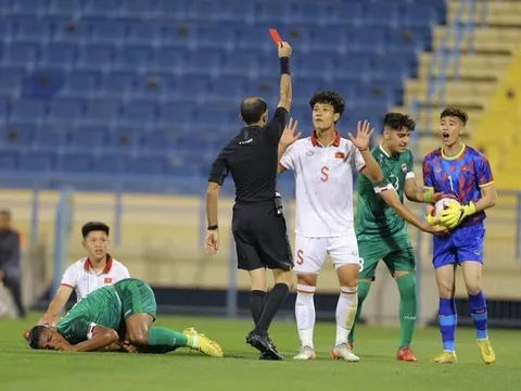 Trọng tài rút nhầm thẻ đỏ cho cầu thủ U23 Việt Nam ở trận thua Iraq
