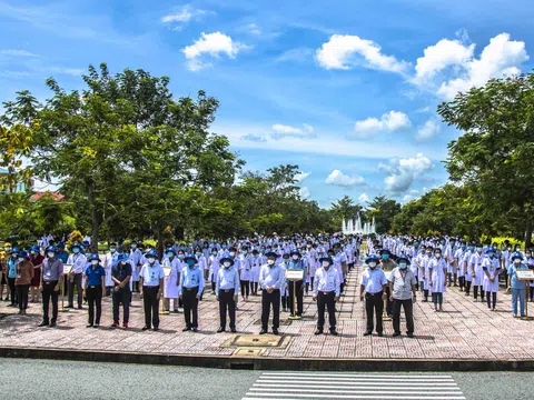 Trên 600 cán bộ, sinh viên Đại học Y Dược Cần Thơ lên đường chi viện cho tỉnh Kiên Giang chống dịch COVID-19