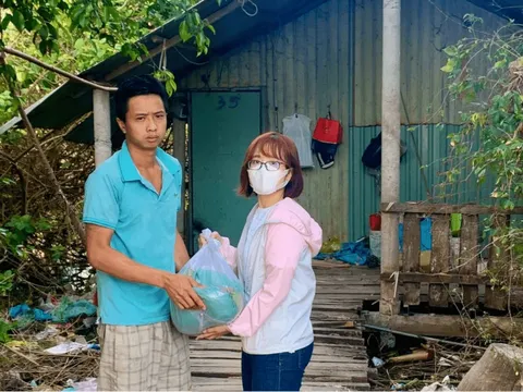 Doanh nghiệp xã hội tặng quà tết cho các hộ gia đình khó khăn