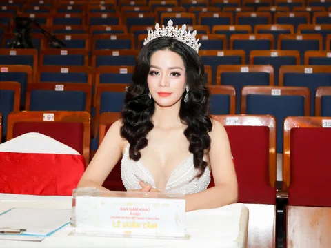 Á hậu Lê Xuân Tâm xuất hiện lộng lẫy tại Chung kết Nữ hoàng Doanh nhân đất Việt 2022