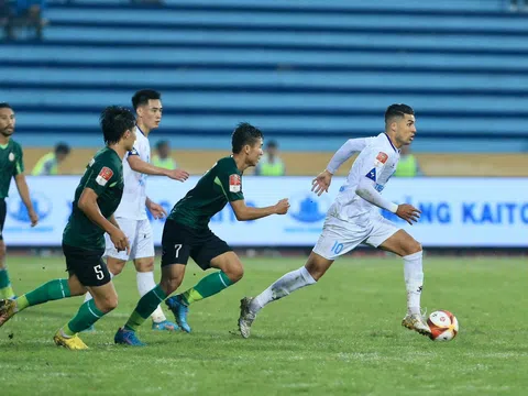 Đồng đội cũ của Văn Lâm tỏa sáng giúp 'đại gia V-League' thắng nghẹt thở