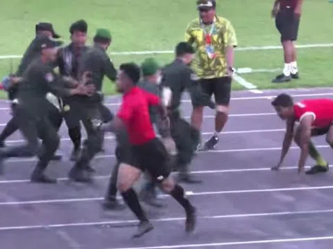 VIDEO: Cầu thủ Thái Lan 'đóng phim' hành động ngay trên sân bóng