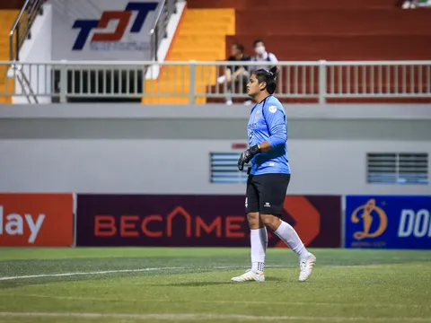 Thủ môn Lào ghi điểm cực mạnh với đội bóng Việt Nam