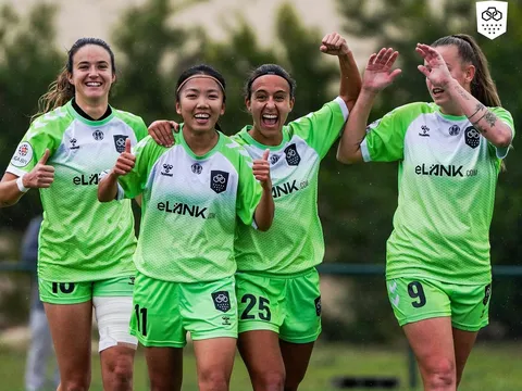 Huỳnh Như gửi 'quà Tết' không thể tuyệt vời hơn từ Lank FC về Việt Nam