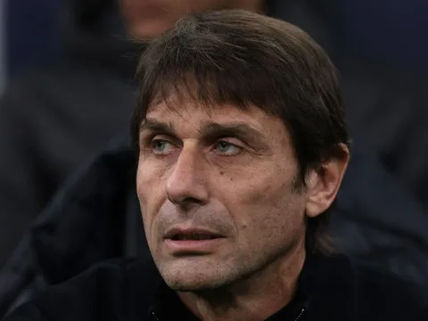 Đang nằm viện, HLV Conte tính luôn bài 'chuồn' khỏi Tottenham