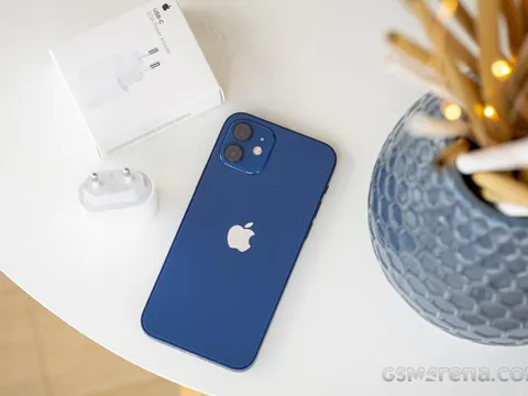 Giá iPhone 12 mới nhất tháng 2/2023 giảm sâu hơn chục triệu đồng, liên tục ‘cháy hàng’