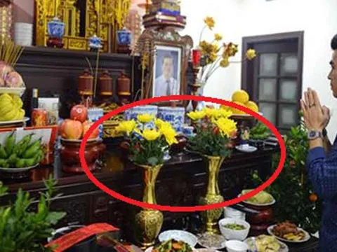 Cúng rằm tháng Giêng: Đặt lọ hoa bên trái hay bên phải trên bàn thờ mới hưởng nhiều lộc