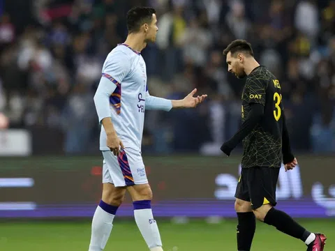 Người khiến Ronaldo rời MU khẳng định Messi không vĩ đại bằng CR7