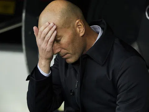 Sắp tiếp quản 'gã khổng lồ', HLV Zidane lập tức nhận tin buồn đầu tiên?