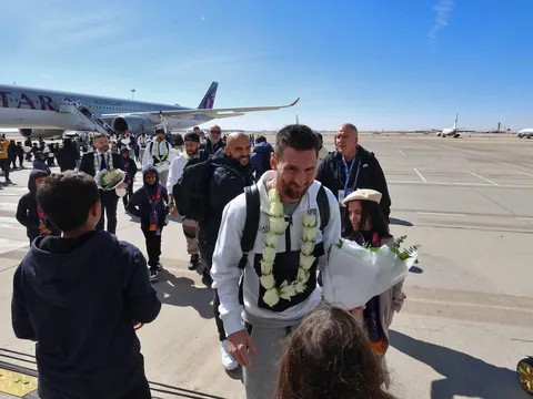 Ả Rập Xê Út chào đón PSG, Messi khiến sân bay 'vỡ tổ' trong tích tắc