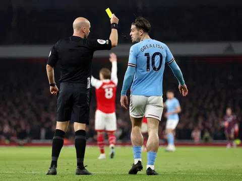Tình huống Jack Grealish thoát thẻ đỏ khó tin trong trận Arsenal vs Man City
