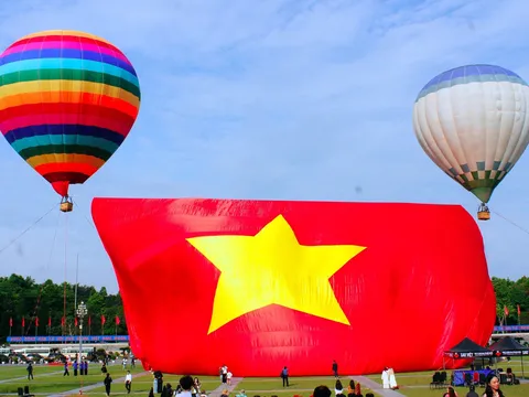 Xúc động khoảnh khắc lá đại kỳ tung bay trên quê hương Bác