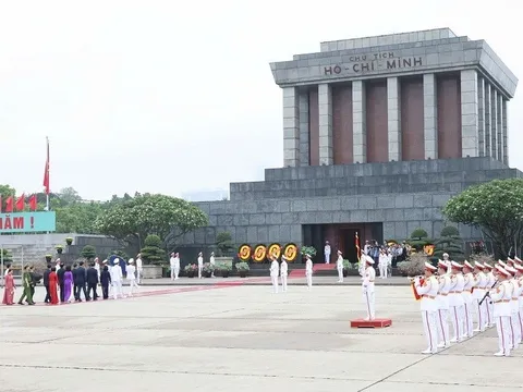 Xúc động tình cảm người dân và bạn bè quốc tế về viếng Bác ngày 19/5
