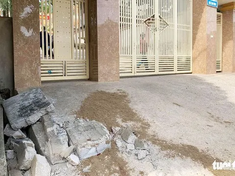 Bức tường trước cổng trường tiểu học bị sập khiến một học sinh tử vong