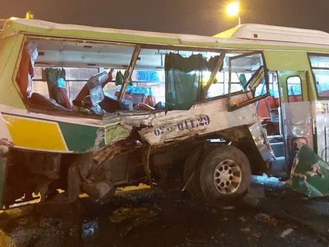 Xe tải tông ngang xe buýt giữa ngã tư, 20 người nhập viện cấp cứu trong đêm