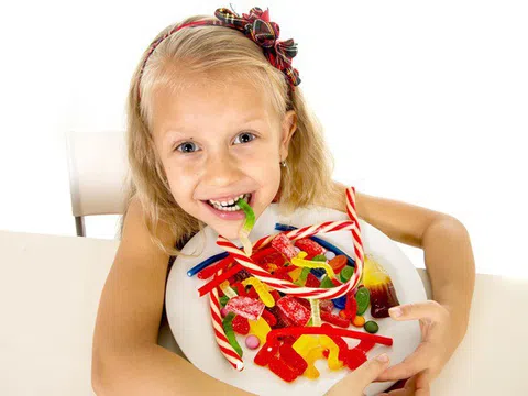 6 loại thực phẩm gây hại cho sức khỏe của trẻ, bố mẹ hạn chế cho con ăn ngay từ hôm nay