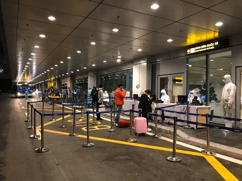 Vừa xuống sân bay Vân Đồn, hơn 400 hành khách từ Hàn Quốc được cách ly