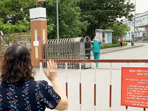 Xúc động hình ảnh bác sĩ Quảng Ninh gặp vợ qua hàng rào cách ly