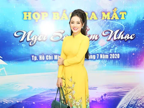 Hoa hậu Amy Lê Anh khoe nét đẹp nền nã với áo dài