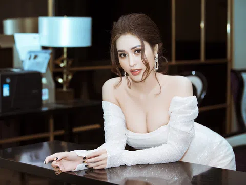 Hoa hậu Di Khả Hân diện thiết kế xẻ sâu, gợi cảm ngồi ghế giám khảo