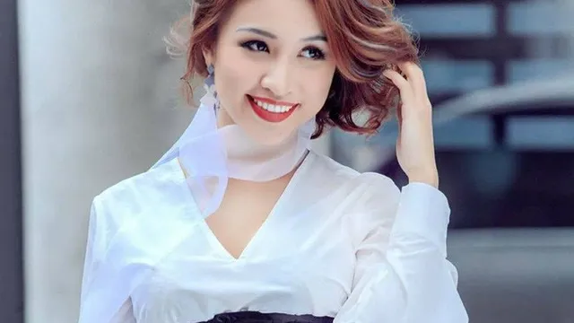 MC Vân Hugo lần đầu chia sẻ hình ảnh hiếm hoi về bạn trai giấu mặt, dân mạng thi nhau vào chúc phúc