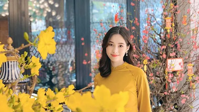 Hoa hậu Đặng Thu Thảo khá tinh tế trong việc chọn thời trang giấu bụng bầu