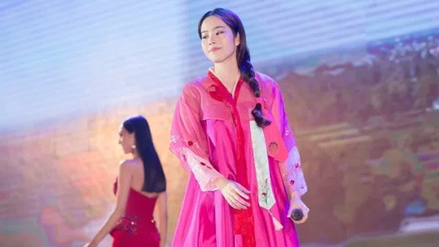 Hậu ‘lùm xùm’ tình cảm, Nam Em mặc Hanbok lên sân khấu trình diễn