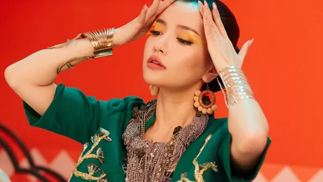 Bích Phương quyến rũ anh chàng ngoại quốc với `Bùa yêu`