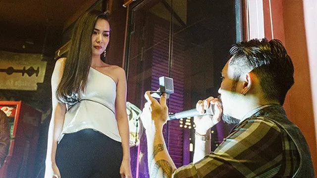 Diễn viên \"Bụi đời Chợ Lớn\" quỳ gối cầu hôn bạn gái yêu 8 năm