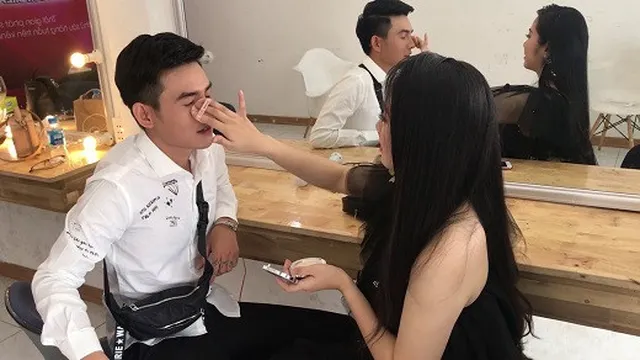 Soái ca sơ mi trắng thức trắng đêm làm bánh bò vẫn bị từ chối hẹn hò