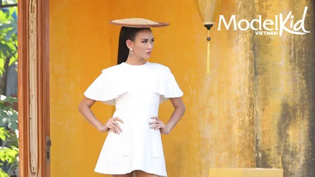 Võ Hoàng Yến đội nia thóc catwalk khiến ai nấy đều "đứng hình" và cái kết