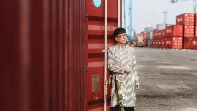 Ca sỹ Long Nhật lịch lãm trong tà Áo dài của NTK Việt Hùng